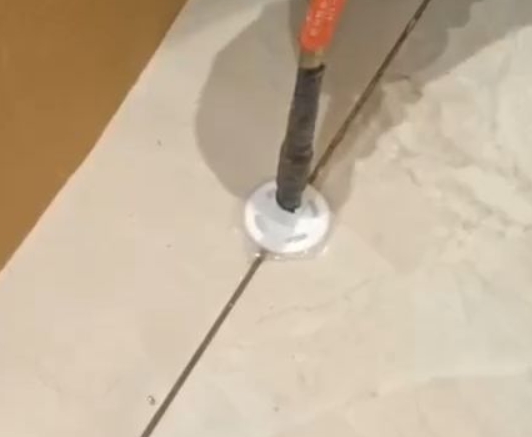 乌拉特前瓷砖空鼓维修公司专业解答瓷砖在铺贴过程中，如果没有涂抹均匀到位的粘结材料（如水泥砂浆或瓷砖胶），可能会导致以下问题